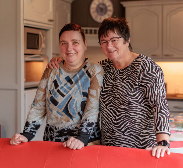 Pleegmoeder en pleeggast samen op foto