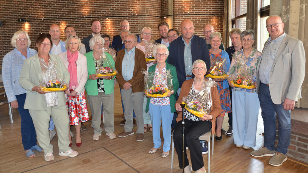 Gehuldigde pleeggezinnen samen op de foto